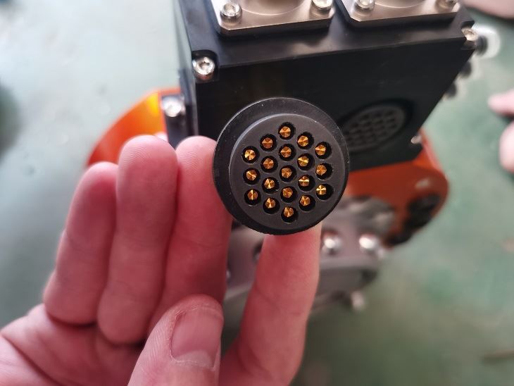 Rozwiązanie 19-pinowego złącza męskiego i żeńskiego